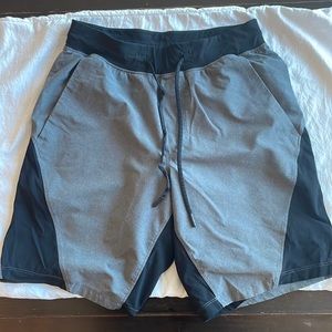 Lululemon men’s gray and black shorts with liner